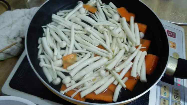 白玉菇炒胡萝卜步骤2