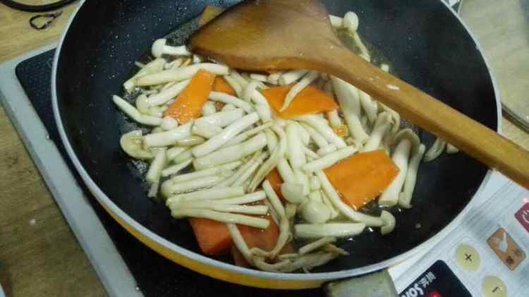 白玉菇炒胡萝卜步骤5