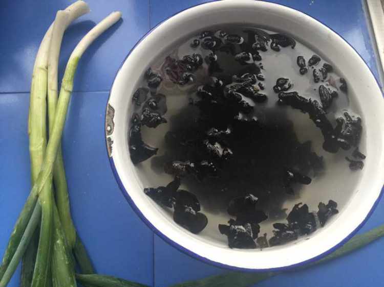 简单黑白菜步骤1