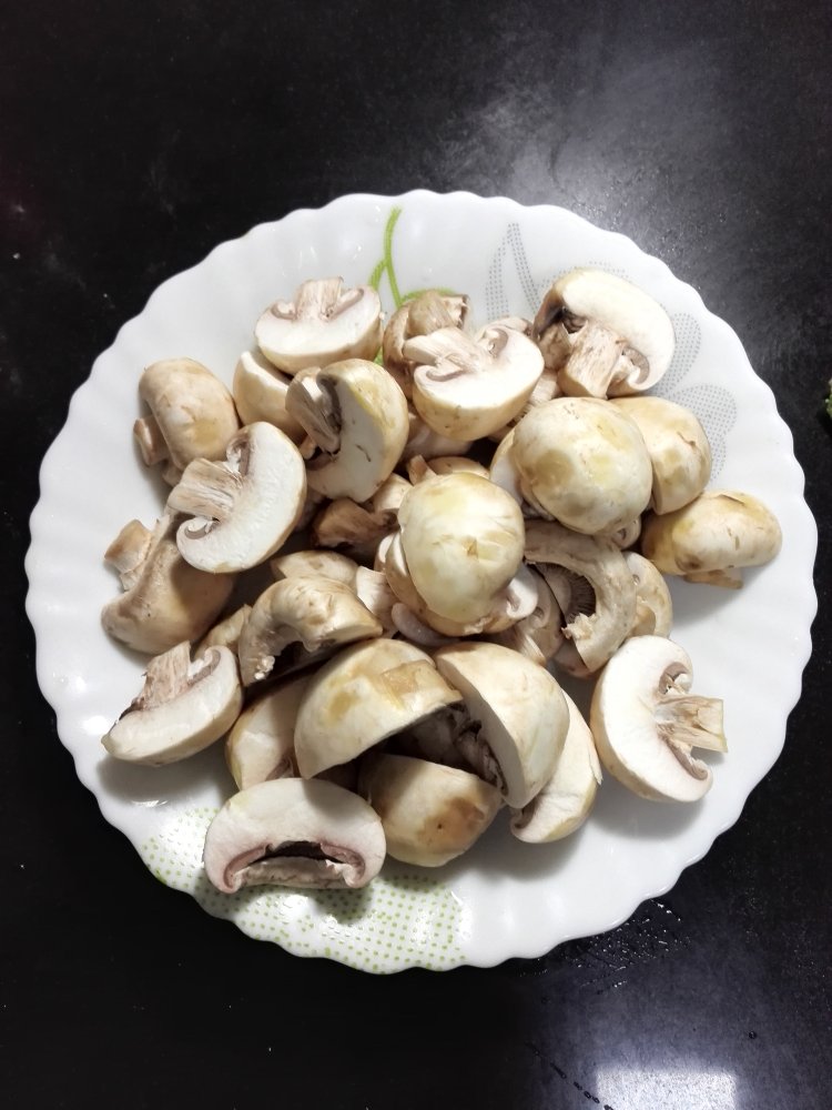白蘑菇扒油菜步骤2