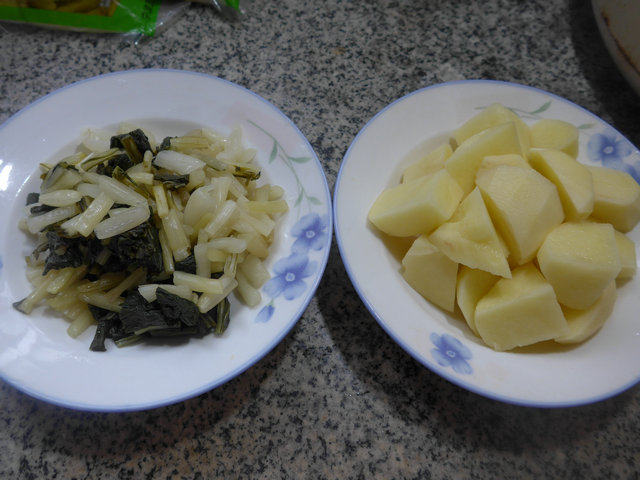 腌白菜煮土豆步骤1