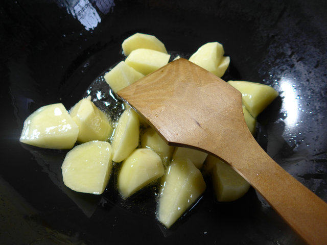 腌白菜煮土豆步骤2