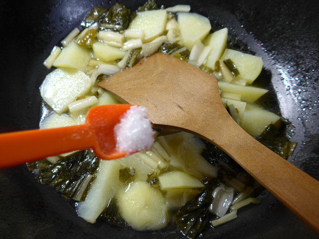 腌白菜煮土豆步骤6