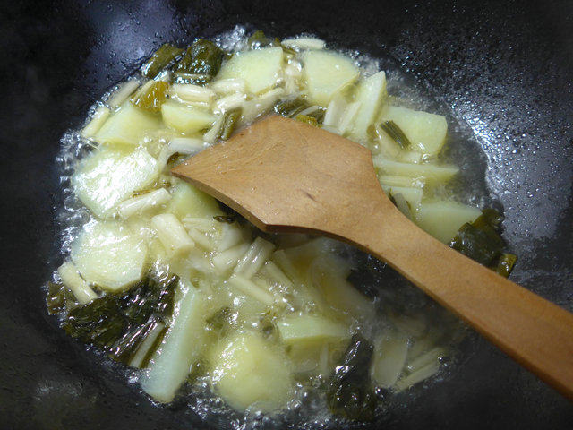腌白菜煮土豆步骤4