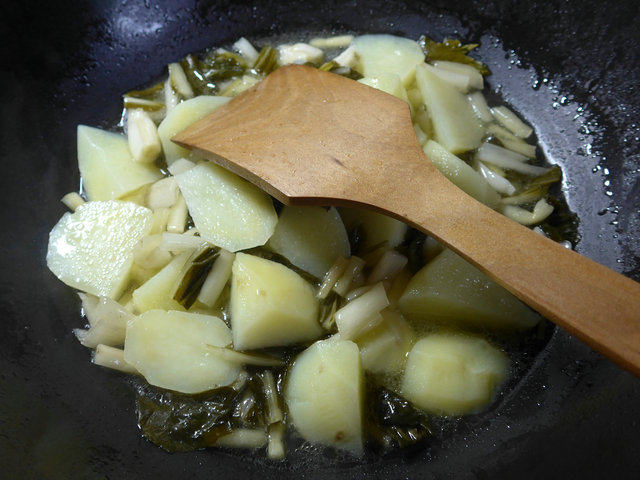 腌白菜煮土豆步骤7
