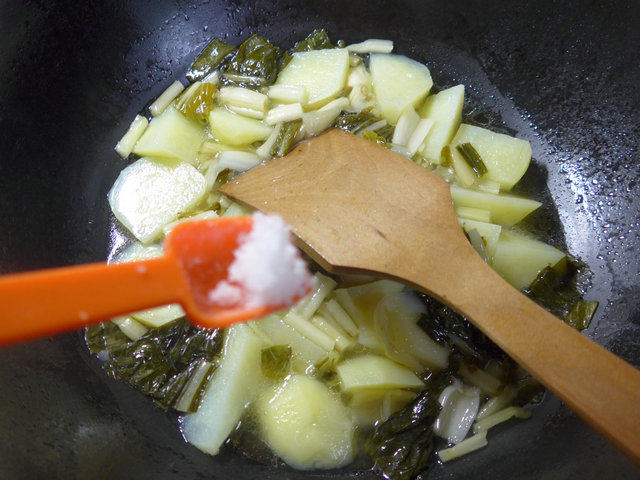腌白菜煮土豆步骤5