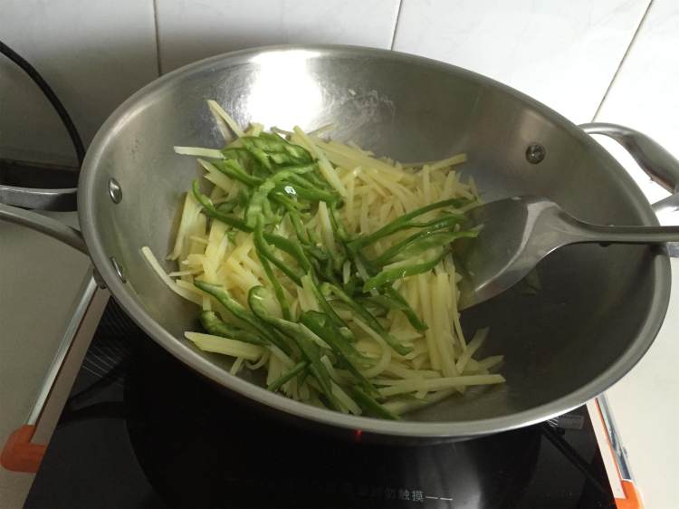 土豆青椒丝步骤6