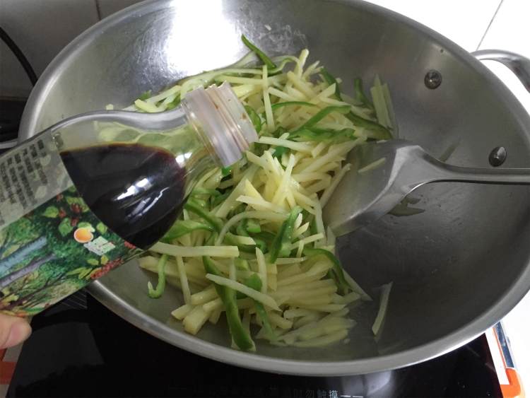 土豆青椒丝步骤7