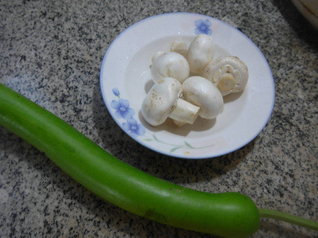 蘑菇煮夜开花步骤1
