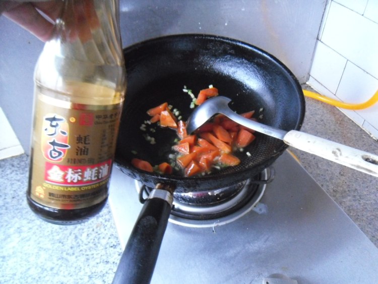 胡萝卜烧西兰花步骤7