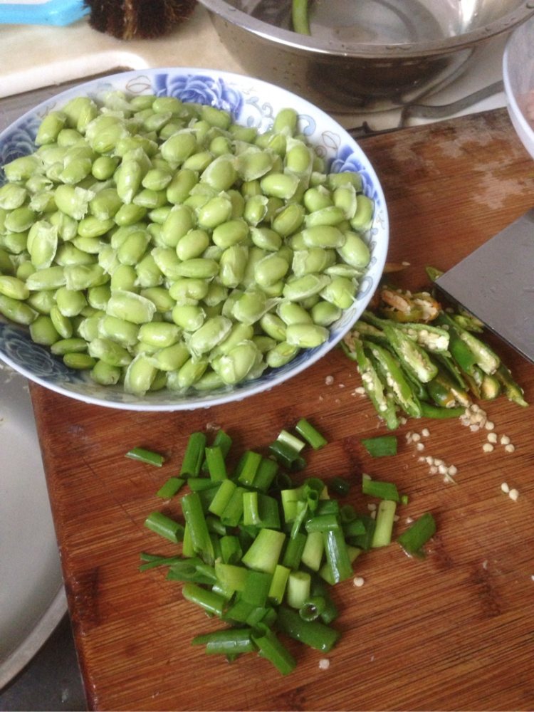 炒毛豆粒步骤1