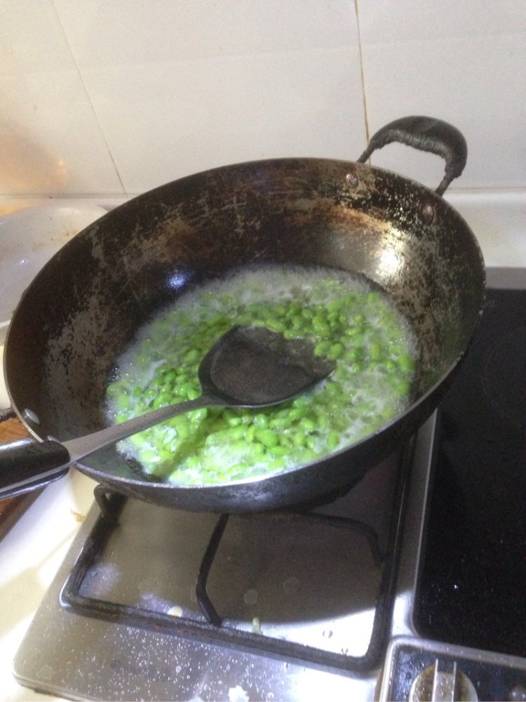炒毛豆粒步骤2