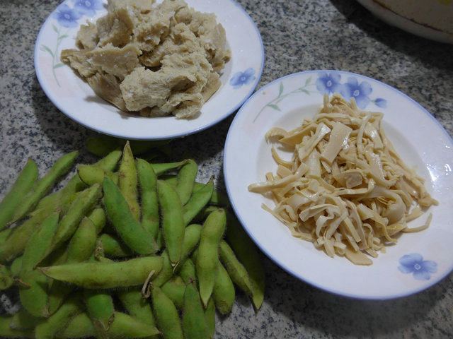 水笋毛豆炒烤麸步骤1