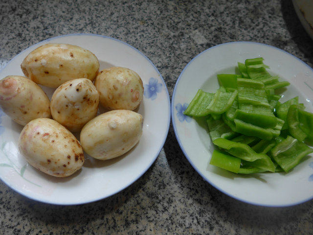 尖椒煮香芋步骤1