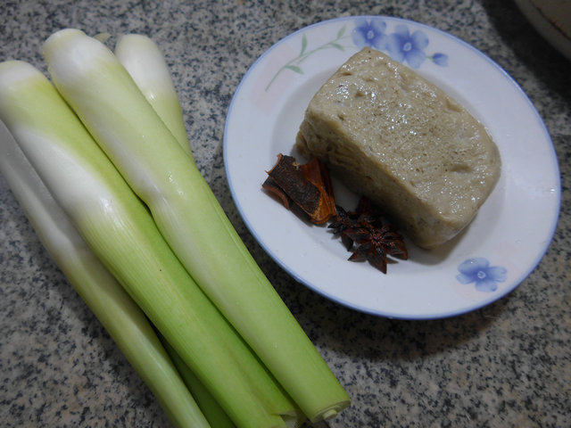 烤麸烧茭白步骤1