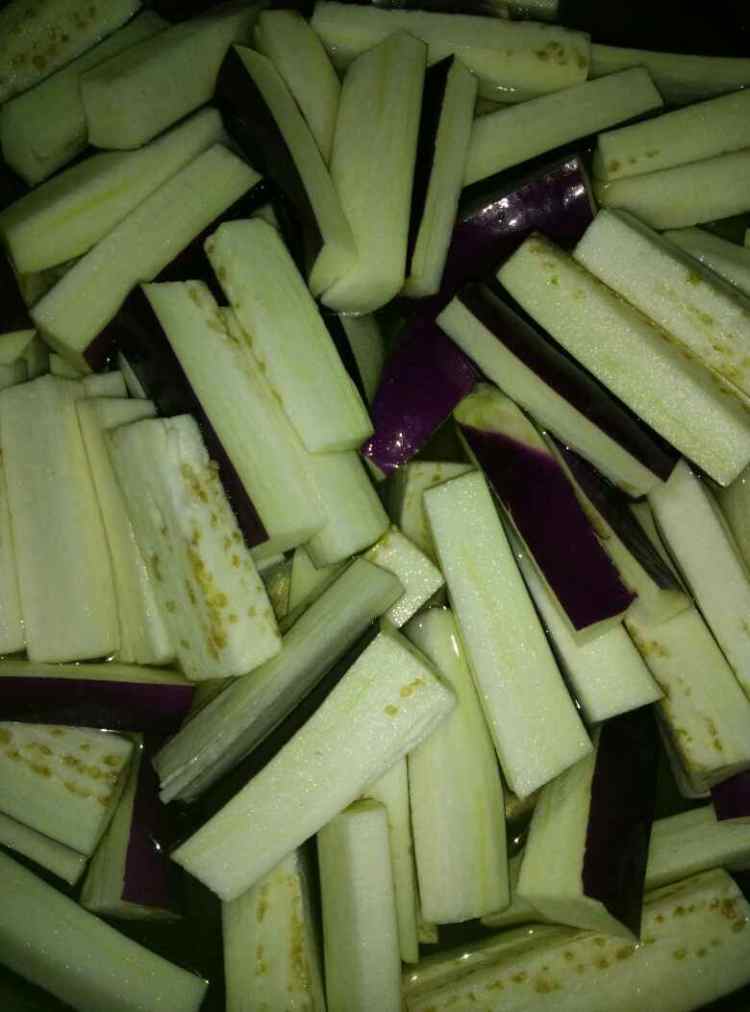 肉泥长豆角炒茄子步骤3