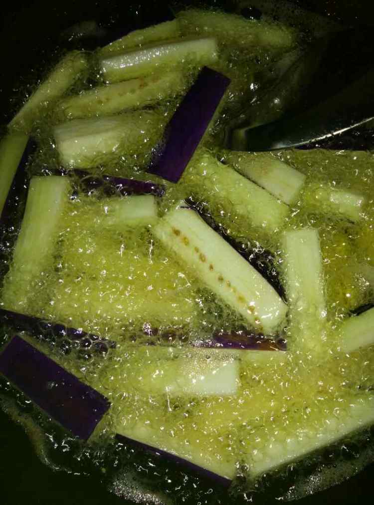 肉泥长豆角炒茄子步骤9
