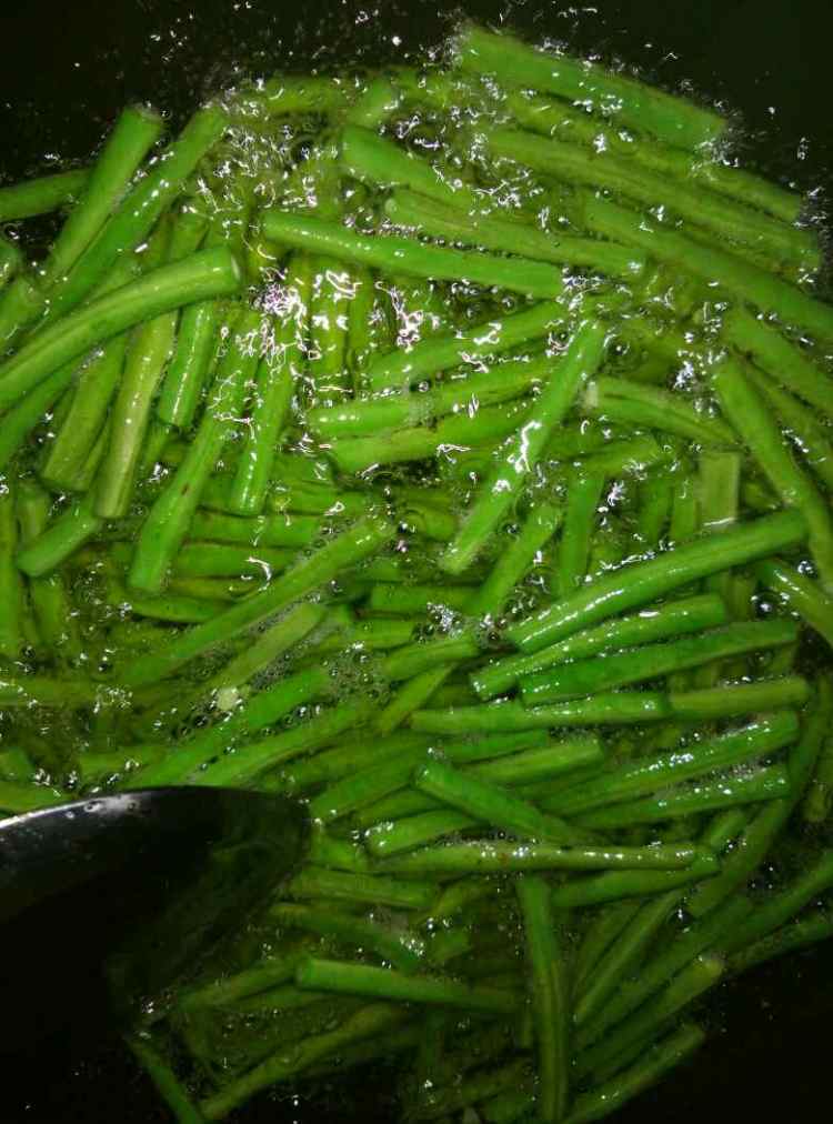 肉泥长豆角炒茄子步骤11