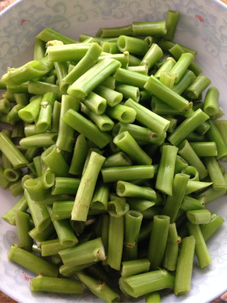 炒空心菜梗步骤1