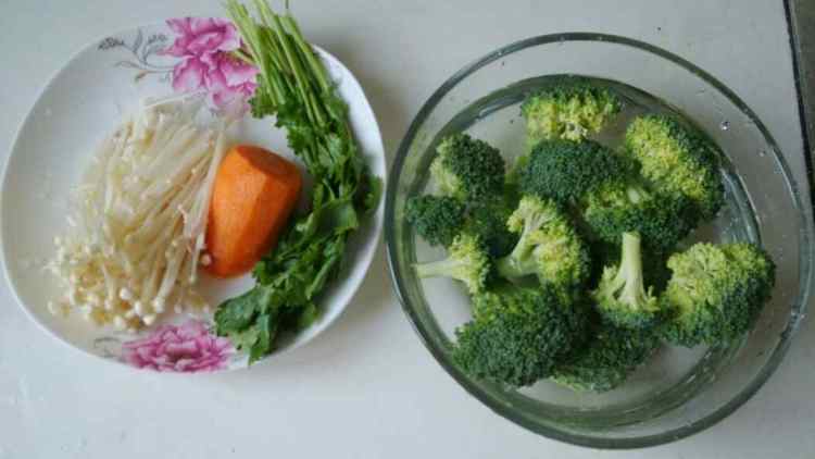 金针菇拌西兰花步骤1