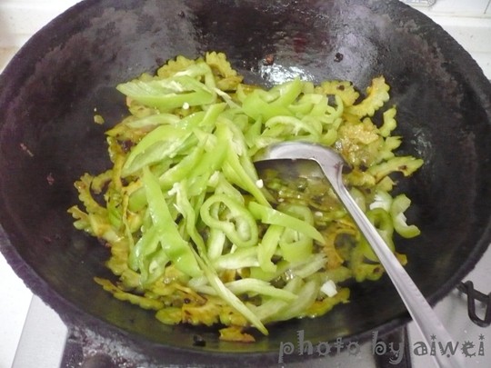 豆豉尖椒炒苦瓜步骤8