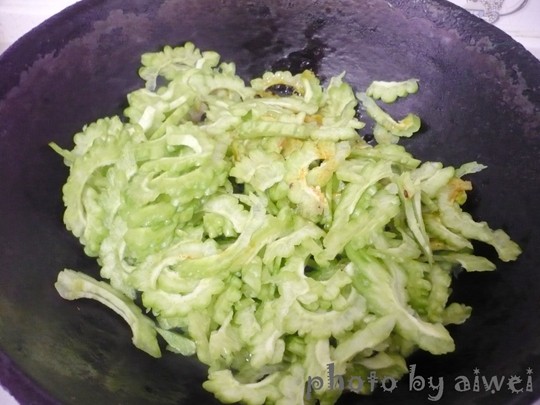 豆豉尖椒炒苦瓜步骤7