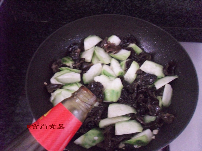 蒜蓉丝瓜炒木耳步骤7