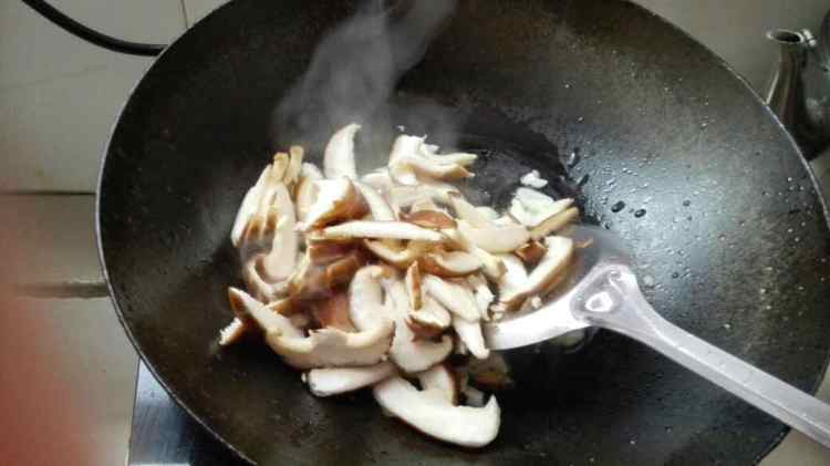 香菇炒小白菜步骤5
