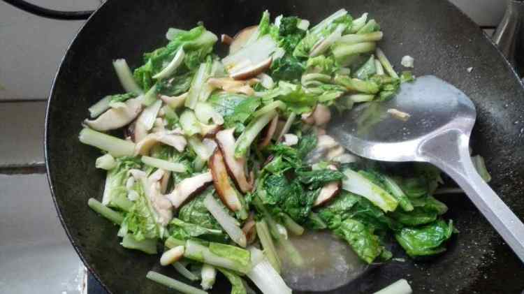 香菇炒小白菜步骤7