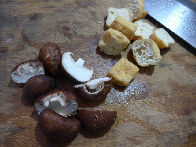 香菇油豆腐炒圆白菜步骤2