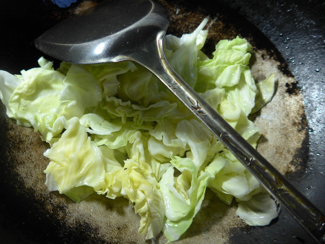 香菇油豆腐炒圆白菜步骤3