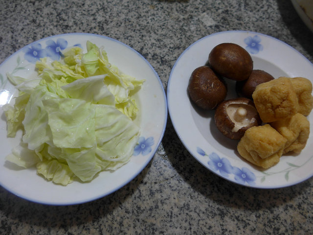 香菇油豆腐炒圆白菜步骤1