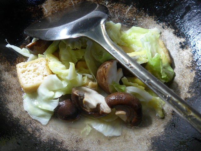 香菇油豆腐炒圆白菜步骤5
