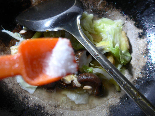 香菇油豆腐炒圆白菜步骤8