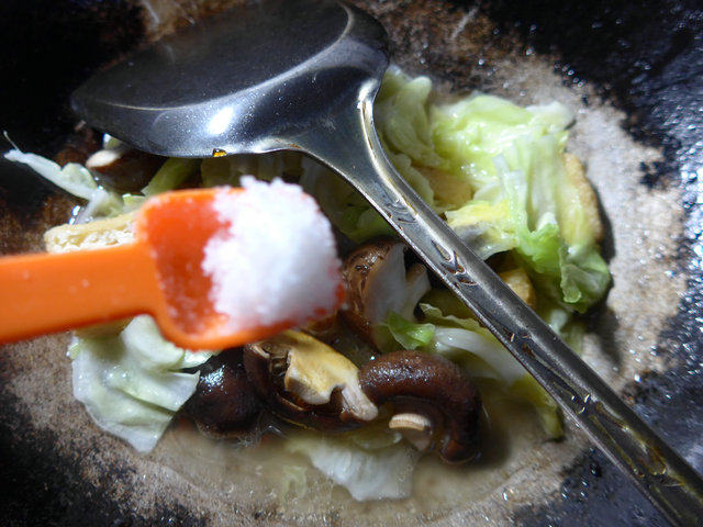 香菇油豆腐炒圆白菜步骤7