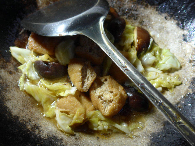 香菇油豆腐炒圆白菜步骤9