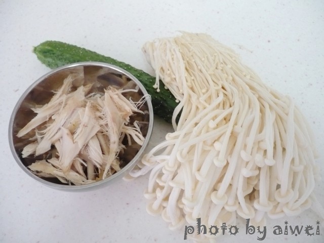 凉拌鸡丝金针菇步骤1