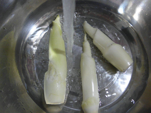 酸菜炒茭白步骤2