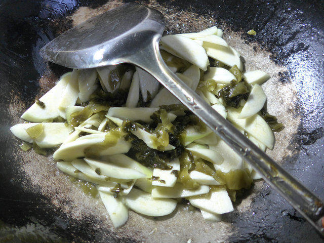 酸菜炒茭白步骤6