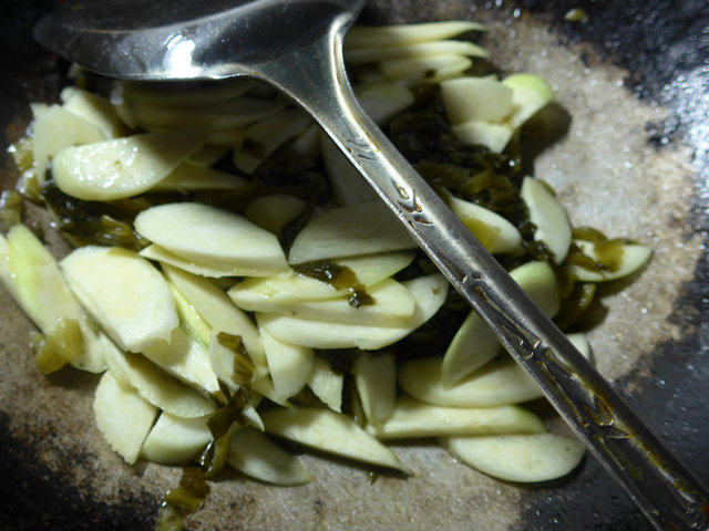 酸菜炒茭白步骤9