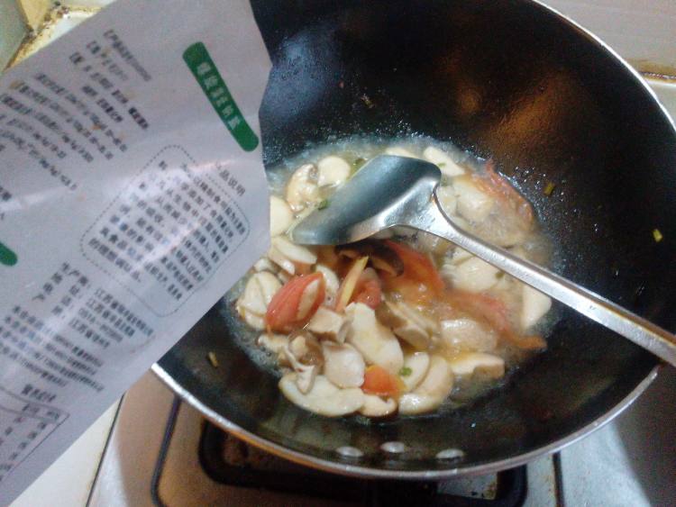 西红柿炒双菇步骤7
