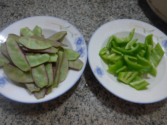 尖椒炒扁豆步骤1