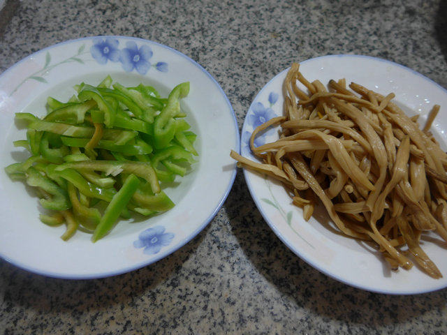 尖椒炒黄花菜步骤1