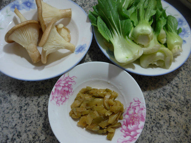 榨菜丝猪肚菇炒青菜步骤1