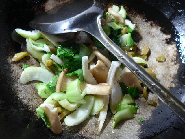 榨菜丝猪肚菇炒青菜步骤5
