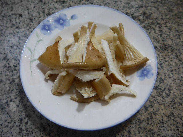 榨菜丝猪肚菇炒青菜步骤2