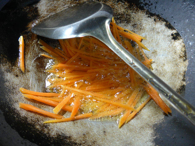 胡萝卜炒绿豆芽步骤2