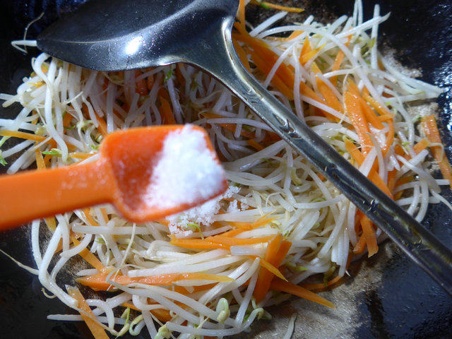胡萝卜炒绿豆芽步骤5