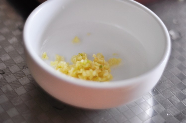 香酥拌茄子步骤1