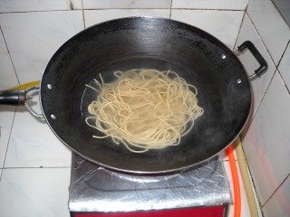 皮蛋花生凉面步骤1